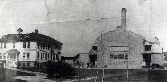 High School, 1901
Gymnasium on the right was built in 1919.