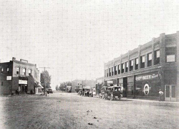 Horse Shoe Bar on the right
South Division Street
1913