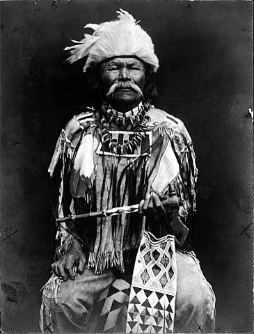 Shu-sus
Yakama Medicine Man
circa 1900